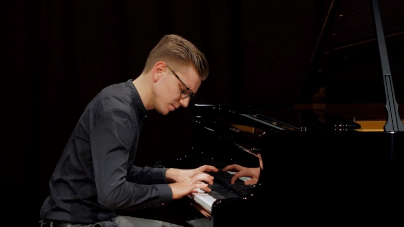 Tânărul sighetean Cadmiel Boțac va susține un masterclass de pian la Sinaia