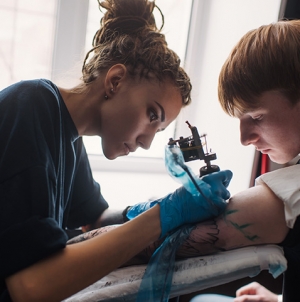 Minorii nu mai au dreptul de a-și face tatuaje sau piercinguri