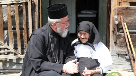Centenara Ioana Mîrza din Rozavlea a primit din partea Episcopului Iustin Ordinul „Crucea Justinian Arhiepiscopul”