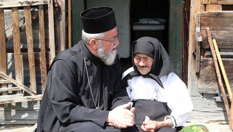 Centenara Ioana Mîrza din Rozavlea a primit din partea Episcopului Iustin Ordinul „Crucea Justinian Arhiepiscopul”