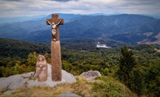 O operă statuară realizată de Gavrilă Cusco din Negreia se află la 1246 metri, pe Vârful Mogoșa