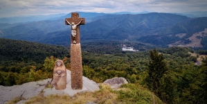 O operă statuară realizată de Gavrilă Cusco din Negreia se află la 1246 metri, pe Vârful Mogoșa