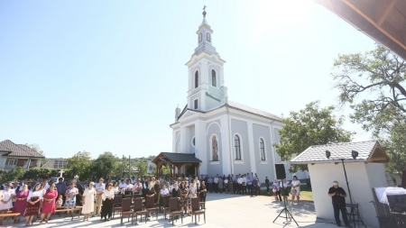 Biserica din Asuaju de Sus a fost târnosită; PS Timotei Sătmăreanul s-a aflat în mijlocul credincioșilor