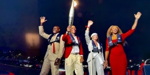 Nadia Comăneci, la ceremonia de deschidere a Jocurilor Olimpice de la Paris; Românca a dus torța alături de Nadal și Serena Williams