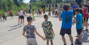 100 de voluntari italieni și turci, împreună cu cei de la Somaschi desfășoară activități cu comunitățile de romi din Baia Mare