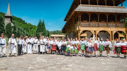 Clacă de coasă și șezătoare în Parohia Ortodoxă Șesu-Mănăstirii Rozavlea; Un eveniment de suflet, deosebit de autentic și tradițional