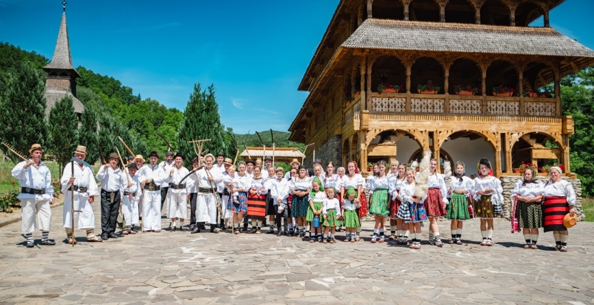 Clacă de coasă și șezătoare în Parohia Ortodoxă Șesu-Mănăstirii Rozavlea; Un eveniment de suflet, deosebit de autentic și tradițional