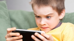 Dependența de ecrane a copiilor se accentuează în vacanța de vară
