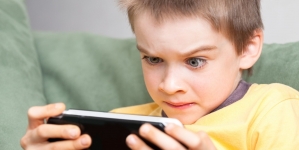 Dependența de ecrane a copiilor se accentuează în vacanța de vară