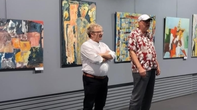 „Fragmente labirintice”: Abstractul se îmbină cu figurativul în lucrările pictorului Dan Costea expuse la Galeria de Artă UAP din Baia Mare