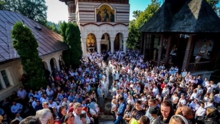 Programul liturgic al ierarhilor de Praznicul Adormirii Maicii Domnului