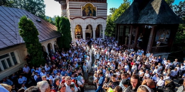 Programul liturgic al ierarhilor de Praznicul Adormirii Maicii Domnului