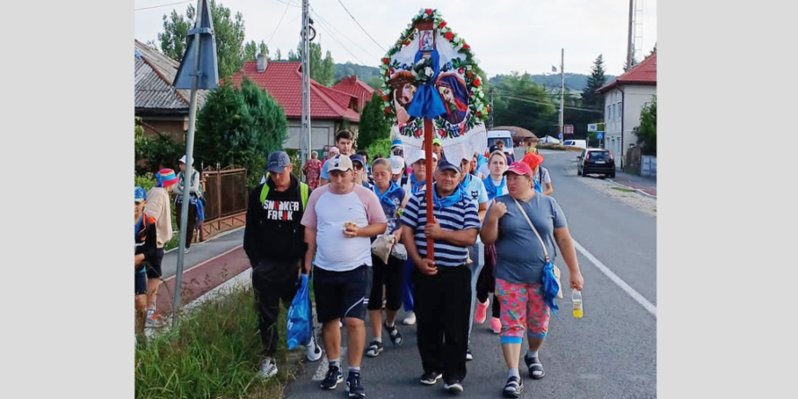 70 de credincioși din comuna Lăpuș au pornit și anul acesta pe jos spre Mănăstirea Nicula