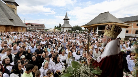 Mii de credincioși au fost prezenți la hramul Mănăstirii Pietroasa-Borșa