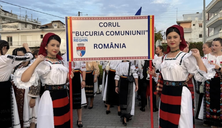 Surorile Antonia și Cosmina Ghiman din Buzești au participat, alături de Corul „Bucuria Comuniunii” Reghin, la un festival din Grecia