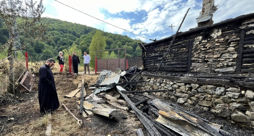 Casa din Cavnic distrusă zilele trecute de incendiu va fi reconstruită prin Proiectul Eparhial „Construiește o casă, zidește suflete”