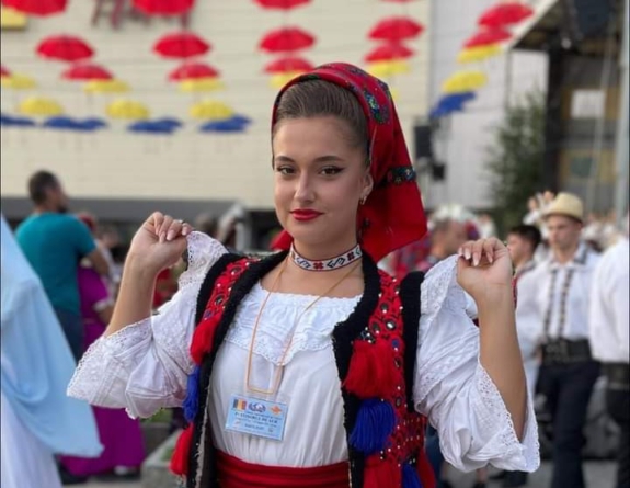 Andreea Năprădean s-a întors acasă cu premiul special, de la Festivalul de folclor „Peștișorul de aur”