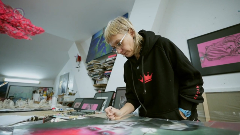 Artista Győri Sánta Kinga vă invită la vernisajul expoziției personale de pictură „Orașul îngerilor păzitori”