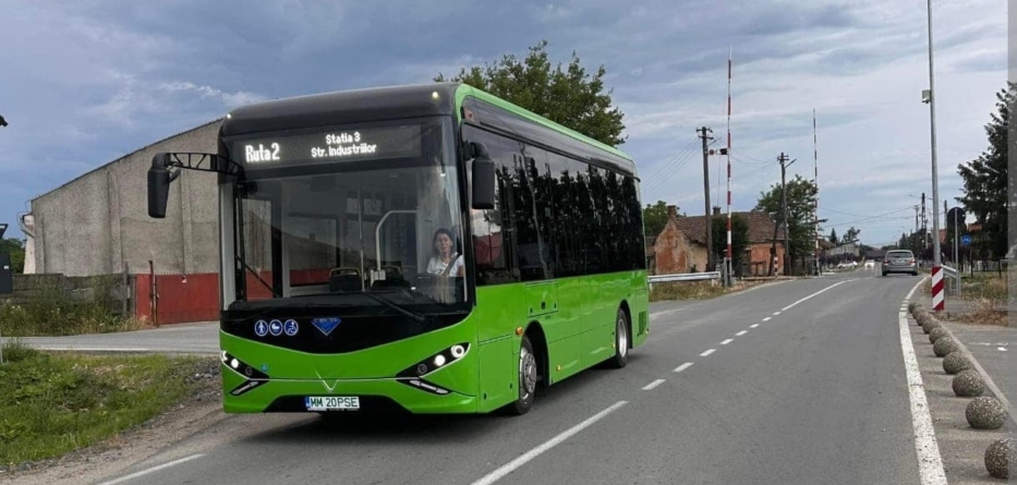 Elevii din Seini beneficiază de transport gratuit cu microbuze electrice