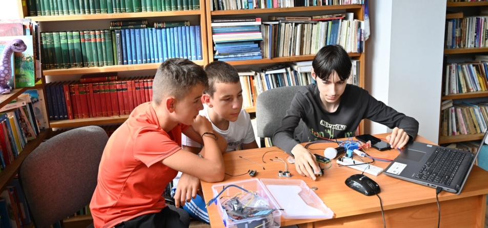 Clubul Code Kids al Bibliotecii Vișeu de Sus, invitat la Conferința Națională IQ Digital de la Oradea