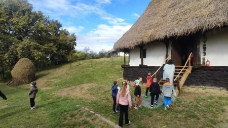 La Muzeul Satului, copilăria și-a dat mâna cu tradiția