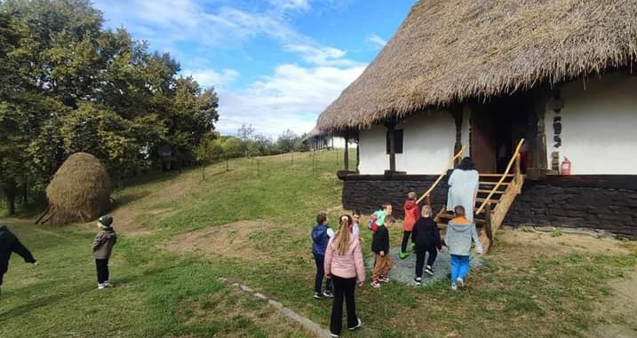 La Muzeul Satului, copilăria și-a dat mâna cu tradiția