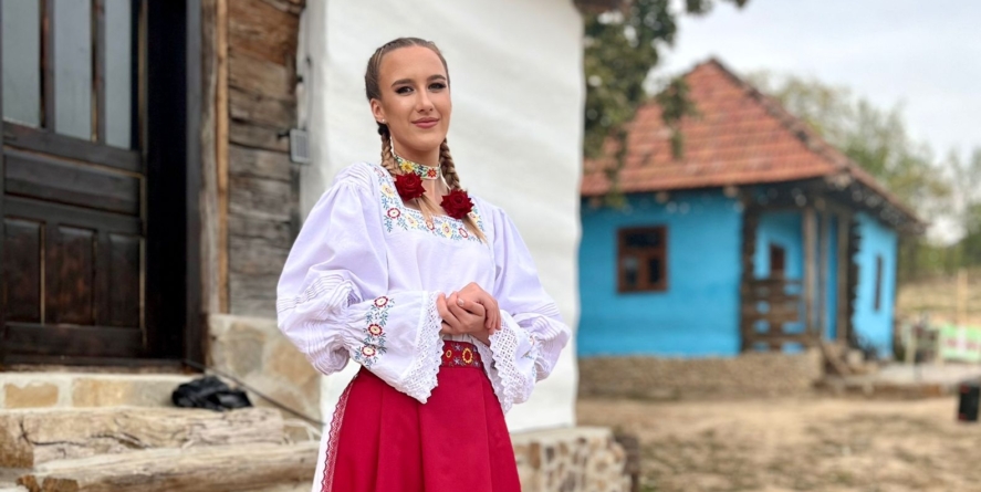 “Dorul de copilărie”: Tânăra Alexandra Bodea și-a lansat primul cântec de muzică populară