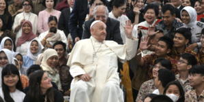 „Familiile preferă să aibă o pisică sau un cățeluș în loc de un copil” – Papa Francisc laudă familiile indonezienilor