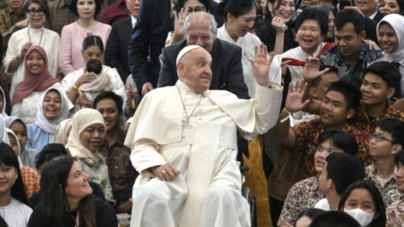 „Familiile preferă să aibă o pisică sau un cățeluș în loc de un copil” – Papa Francisc laudă familiile indonezienilor