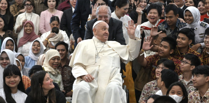 „Familiile preferă să aibă o pisică sau un cățeluș în loc de un copil” – Papa Francisc laudă familiile indonezienilor