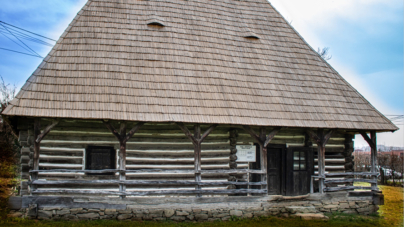 Casa Parohială Ungureni – monument de arhitectură vernaculară din Țara Lăpușului – poate fi vizitată la Muzeul Satului Baia Mare