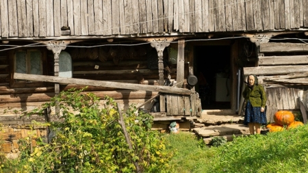 Faptă bună: Un fotograf din Brașov, implicat în reparația casei unei vârstnice din Maramureș