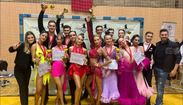 15 urcări pe podium și 19 finale pentru Medio Monte Baia Sprie la Cupa Ballroom din Arad