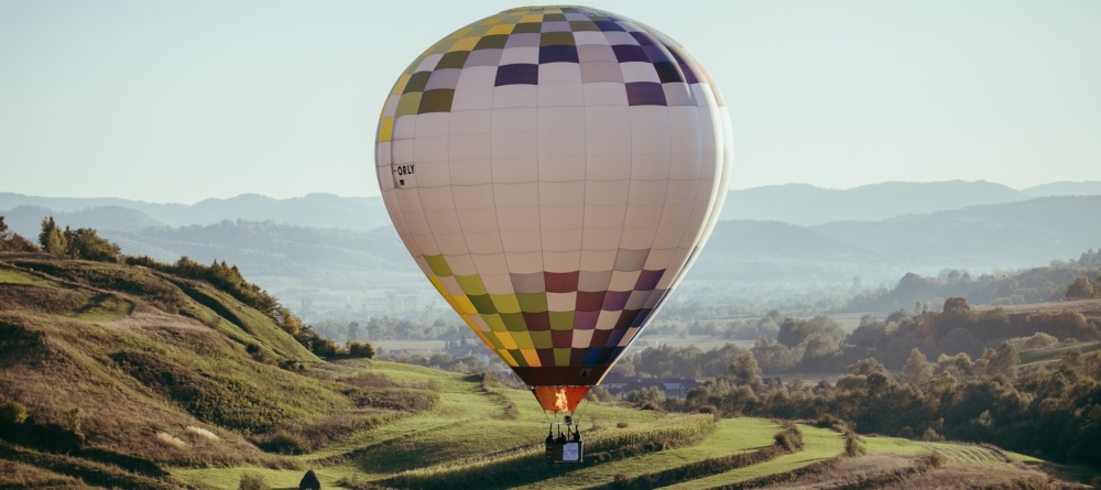 O fetiță din Maramureș a scris o poveste și a câștigat un zbor cu balonul cu aer cald