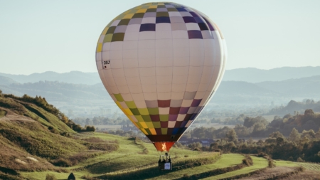 O fetiță din Maramureș a scris o poveste și a câștigat un zbor cu balonul cu aer cald