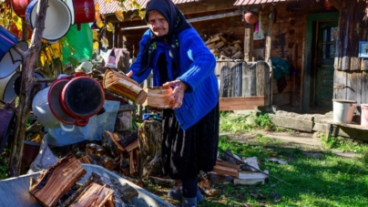 Ioana Boroica din Poienile Izei are peste un secol de viață și încă muncește cu spor