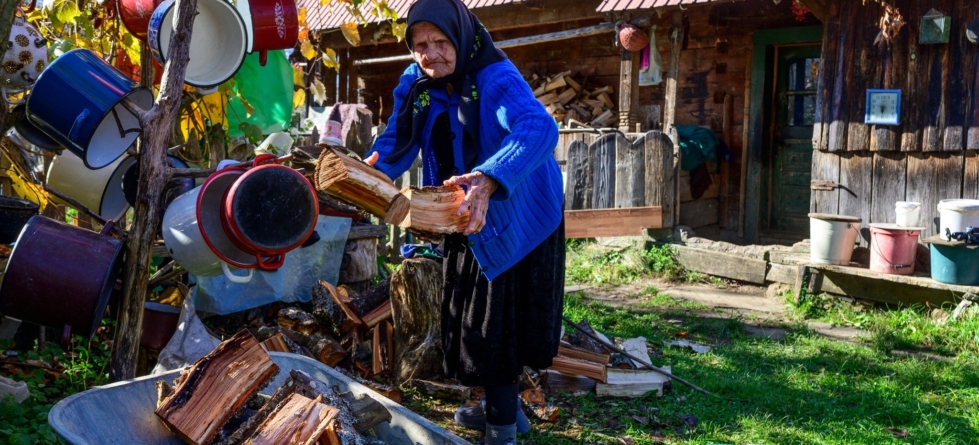 Ioana Boroica din Poienile Izei are peste un secol de viață și încă muncește cu spor