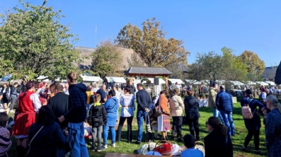 Lume, lume… hai la târg! La Muzeul Satului din Baia Mare continuă și azi Târgul de Sfântul Dumitru