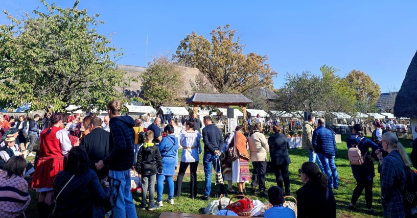 Lume, lume… hai la târg! La Muzeul Satului din Baia Mare continuă și azi Târgul de Sfântul Dumitru