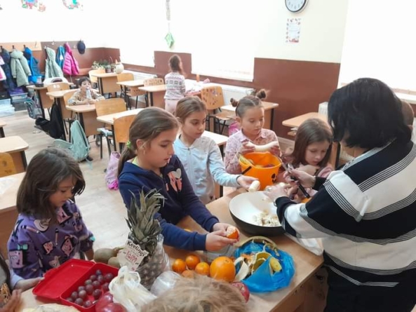 Salată de fructe delicioasă, preparată de elevele clasei I, de la Școala Mireșu Mare