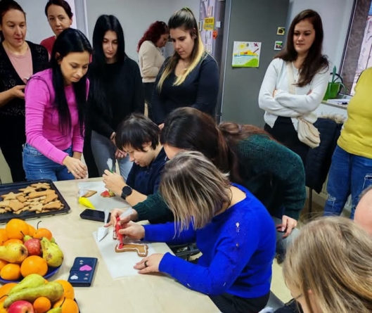 Atelier de decorare turtă dulce cu tinerii de la „Esperando” și studenții, viitori asistenți sociali