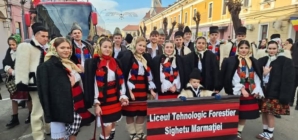 Elevii Ansamblului „Flori de Maramureș”, participanți ai Festivalului de datini și obiceiuri de iarnă „Marmația”