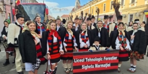 Elevii Ansamblului „Flori de Maramureș”, participanți ai Festivalului de datini și obiceiuri de iarnă „Marmația”