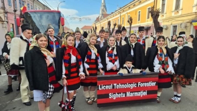 Elevii Ansamblului „Flori de Maramureș”, participanți ai Festivalului de datini și obiceiuri de iarnă „Marmația”