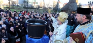 Catedrala Episcopală din Baia Mare pune dispoziția credincioșilor 10.000 de sticle cu Aghiasma Mare