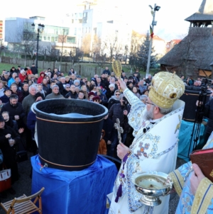 Catedrala Episcopală din Baia Mare pune dispoziția credincioșilor 10.000 de sticle cu Aghiasma Mare