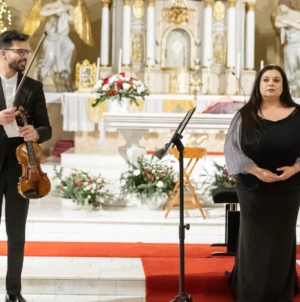 „Stradivarius în Lumina Anului Nou” – concert extraordinar în Baia Mare, susținut de violonistul Răzvan Stoica și pianista Andreea Stoica