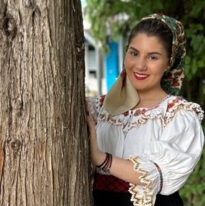 Oana Larisa Pop de la Colegiul de Arte Baia Mare, premiul I la Concursul Național de Interpretare Vocală „Magia Cântecului”