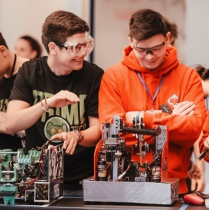 Colegiul „Vasile Lucaciu” găzduiește competiția oficială de precalificări First Tech Challenge, Maramu’ Division, din cadrul campionatului Blue Horizon Championship