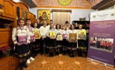 Tinerii din Dumbrăvița, coordonați de părintele Bogdan Ciocotișan, au participat la un cerc de iconografie în atelierul pictorului bisericesc Gheorghe Rogojan